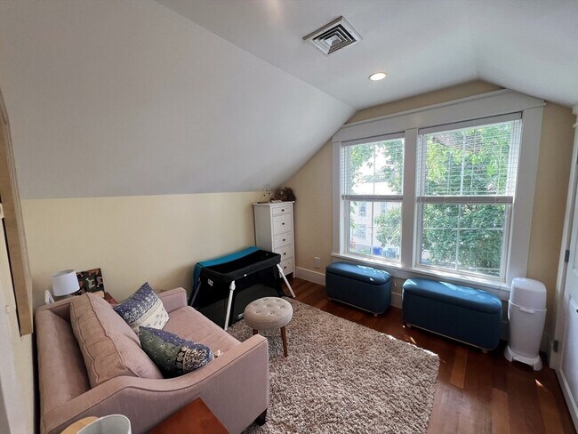 Building Photo - 44 Rockview St