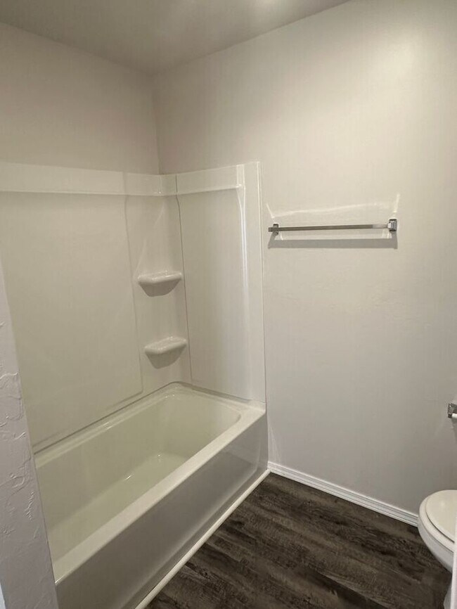 Building Photo - Now Available: Spacious 3-Bedroom, 2-Bath Home in Yukon—Don't Miss Out!