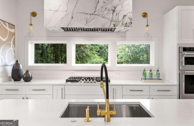 Building Photo - 24 Hutchinson St NE