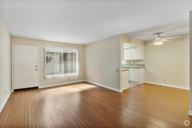 Building Photo - 280 West Tujunga
