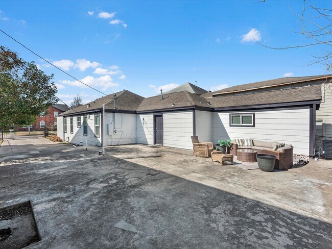 Building Photo - 2505 Truxillo St