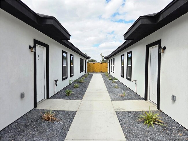 Building Photo - 13 E Royal Palm Dr