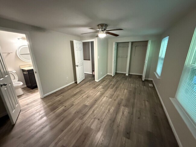 Building Photo - Beautiful Townhome in Prime Raleigh Location