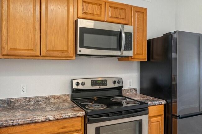 Building Photo - Updated Duplex with Large Yard!