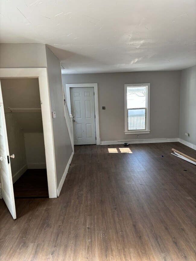 Building Photo - Akron single Home