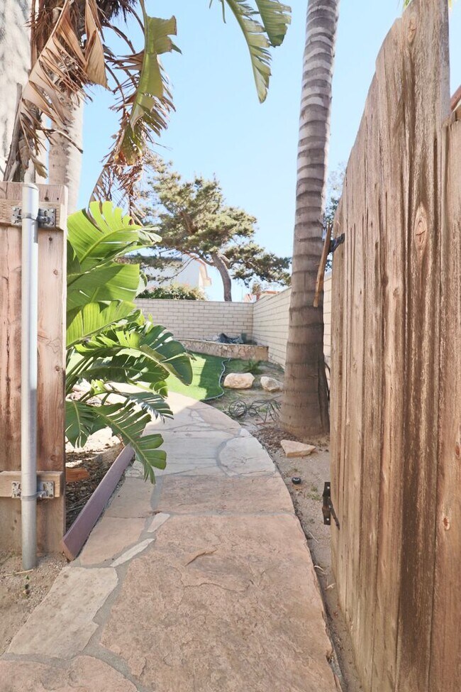 Building Photo - Live in Style in the Heart of Camarillo!