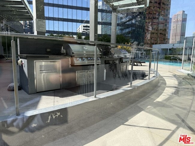 Building Photo - 901 Flower St