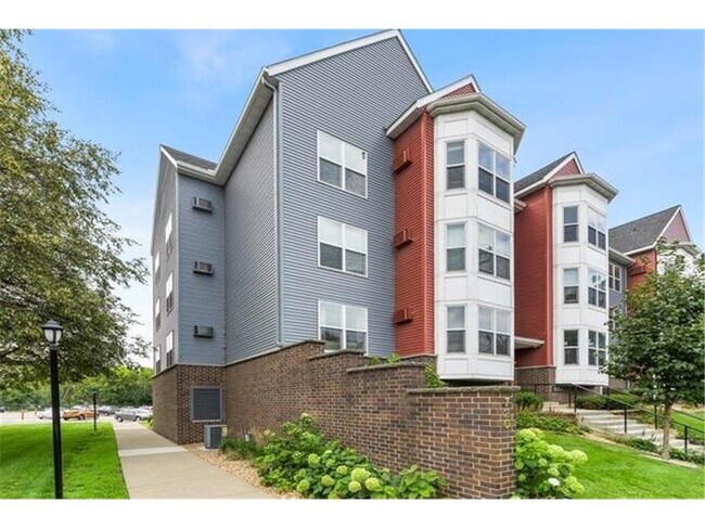 Building Photo - 720 3rd Ave NE