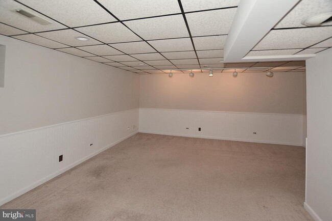 Building Photo - 8323 Stationhouse Ct