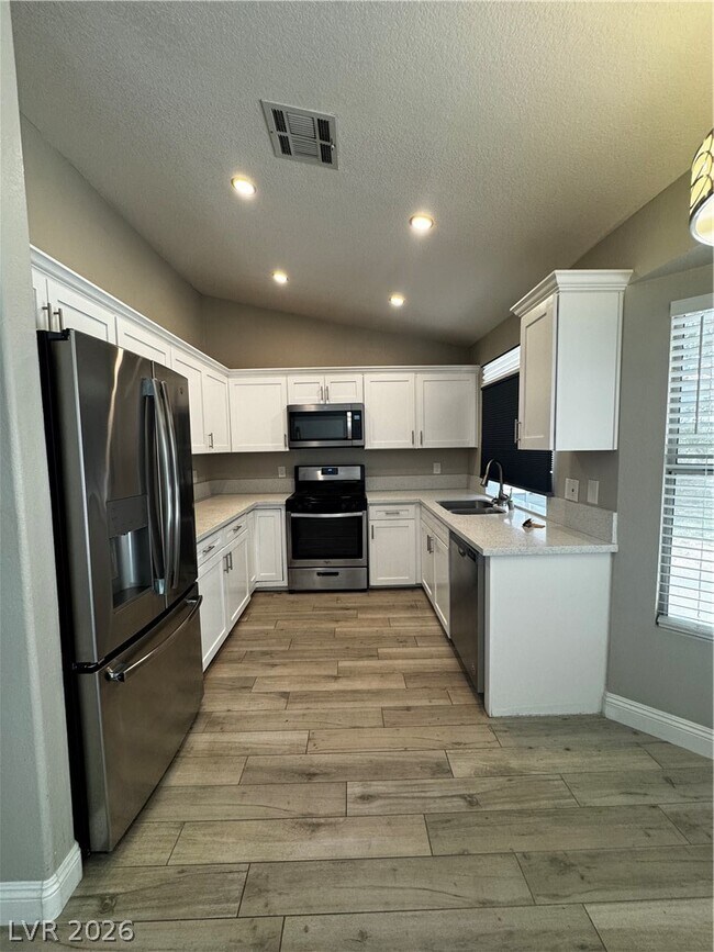 Building Photo - 2504 Goldenmoon St