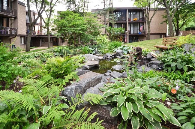 Building Photo - Cozy 1 bed 1 bath condo in Mpls! Shared po...