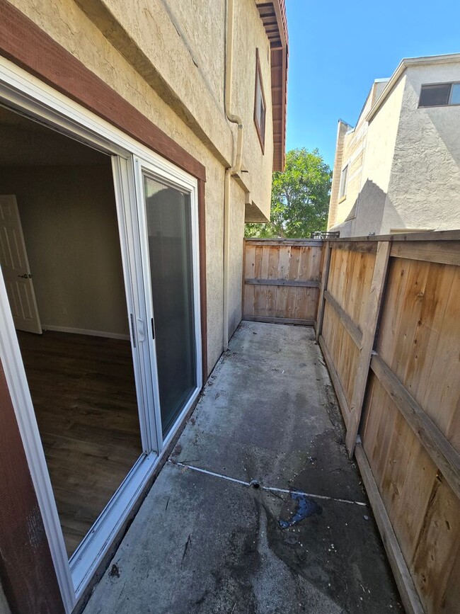 Building Photo - Remodeled 2 Bedroom 2 Bath Condo - Normal ...