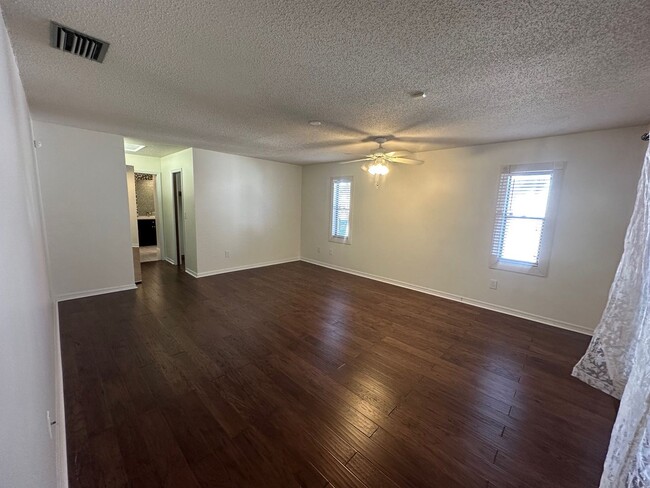 Building Photo - Must see spacious 4/2 home in beautiful We...