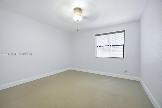 Building Photo - 10941 N Lakeview Dr