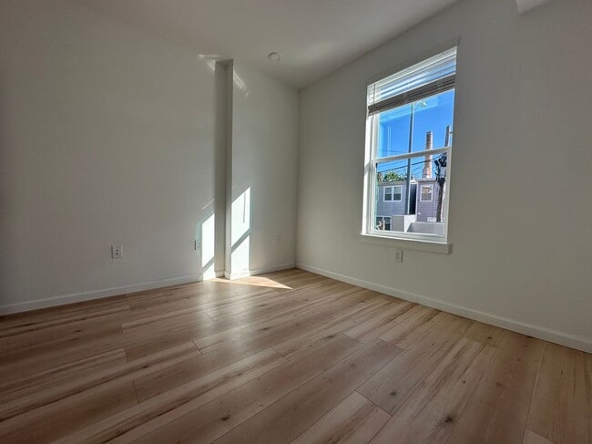 Building Photo - 1925 H St NE