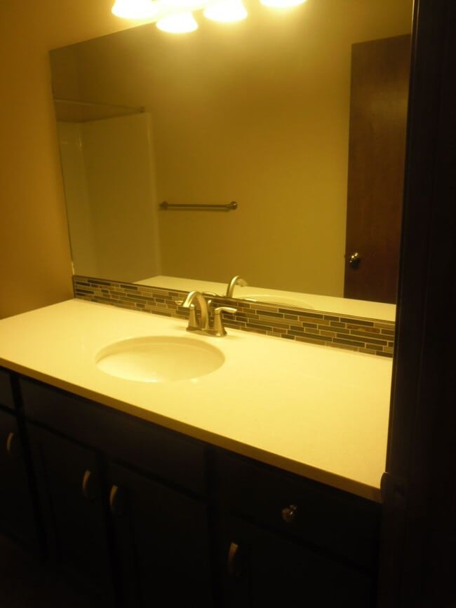 Building Photo - Newer Split Entry 4 Bedroom 3 Bath Home