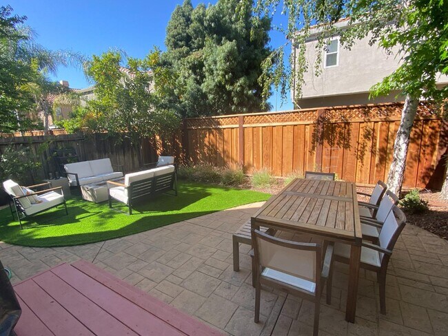 Building Photo - 15600 La Jolla Dr