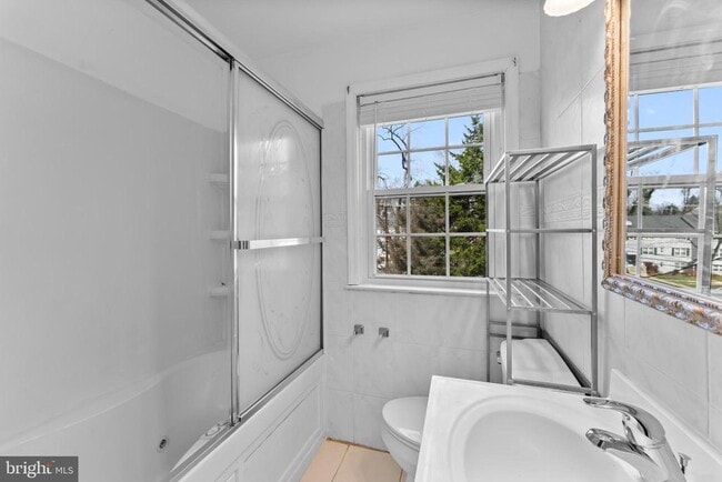 Building Photo - 633 Walker Ave