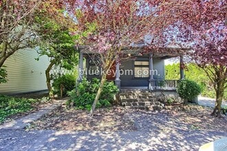 Building Photo - 2 Bed, 1 Bath Remodeled Unit Near OHSU and Portland VA Medical Center