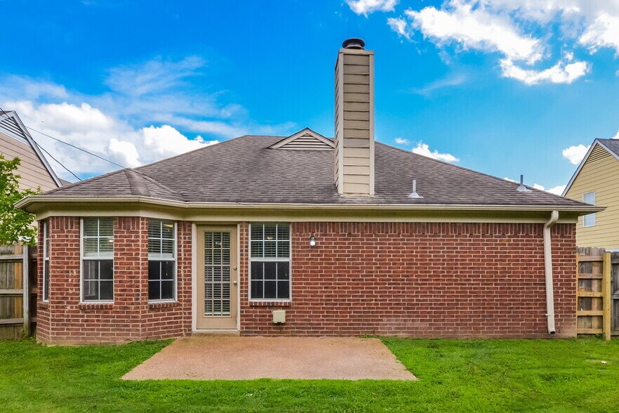 Building Photo - 8396 Creek Front Dr