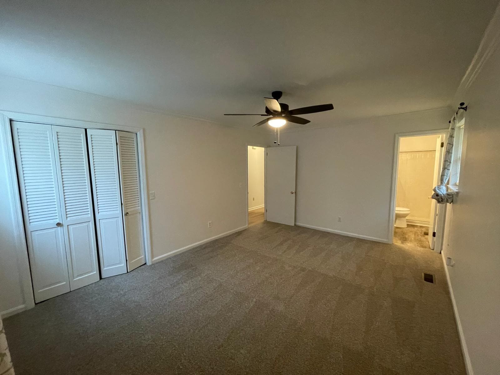 Master Bedroom (w/ bathroom en-suite) - 1936 Ashmore Ave