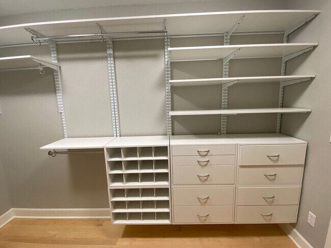 Building Photo - Northwest Crossing Gem! Bonus Office and F...