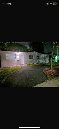 Building Photo - 13895 NW 5th Ct