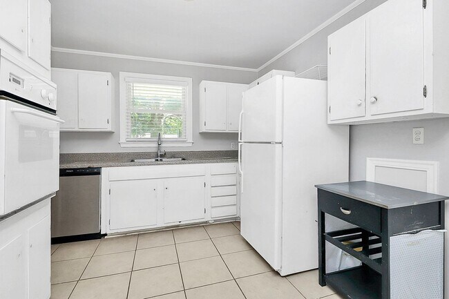 Building Photo - Discover the charm of this brick ranch nestled in the heart of Madison Park