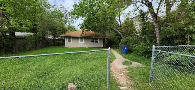 Building Photo - 1913 David St