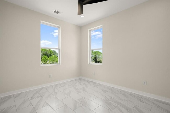 Building Photo - 2401 Thurber Ln