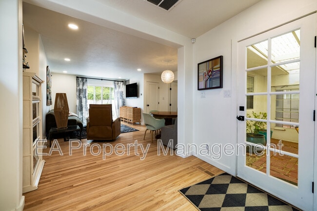 Building Photo - 520 San Pasquale Ave SW