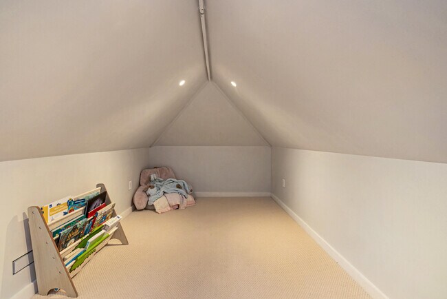 Building Photo - 4445 N Frederick Ave