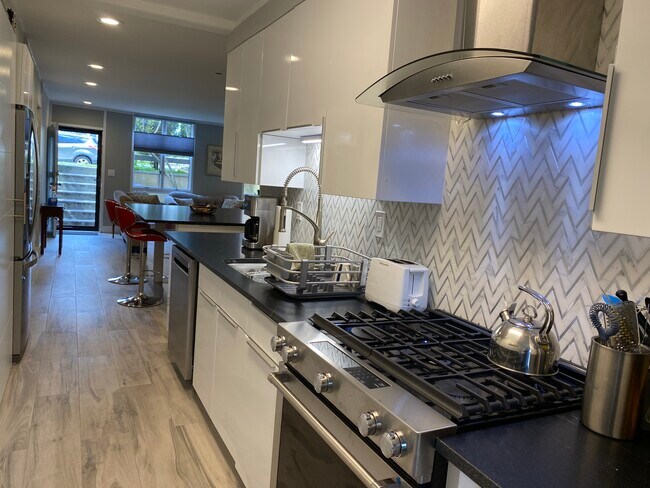 Building Photo - 7 Hughes Pl