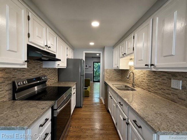 Building Photo - 1403 Oakbrook E Dr