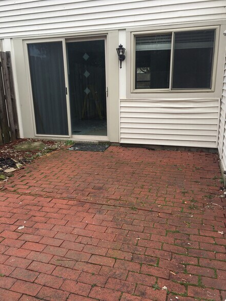 patio - 1008 Manor Ln