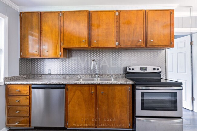 Building Photo - Charming 3-Bedroom Home with Unique Dual E...