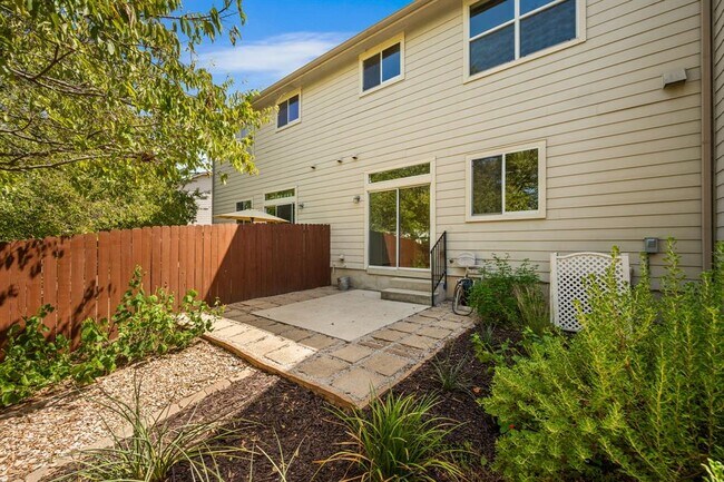 Building Photo - 512 Eberhart Ln