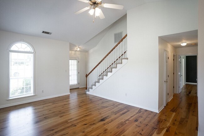 Building Photo - 537 Cedar Rock Dr