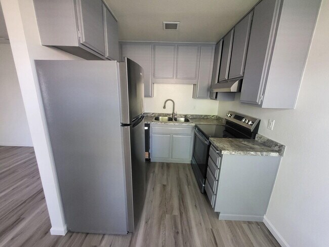 Building Photo - 82075 Country Club Dr