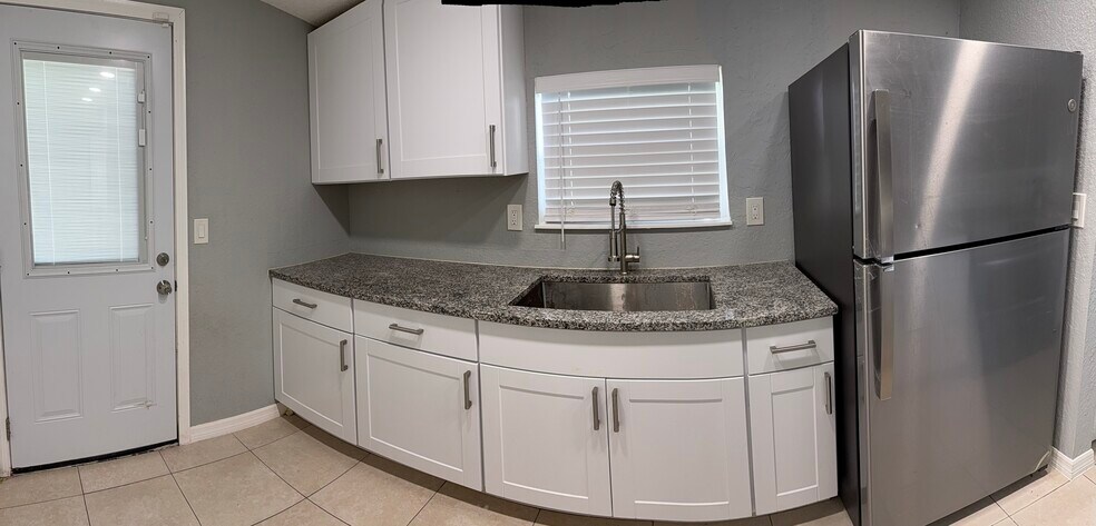 Primary Photo - 5005 Eastwood Dr