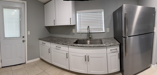 Building Photo - 5005 Eastwood Dr