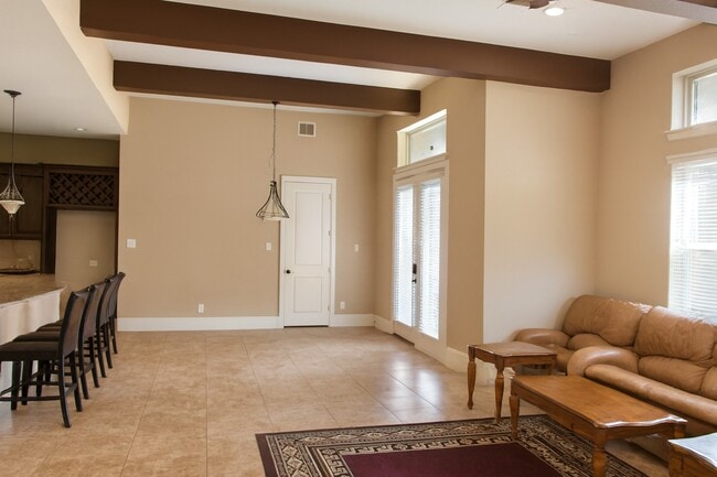 Building Photo - 907 Arden Oaks Dr