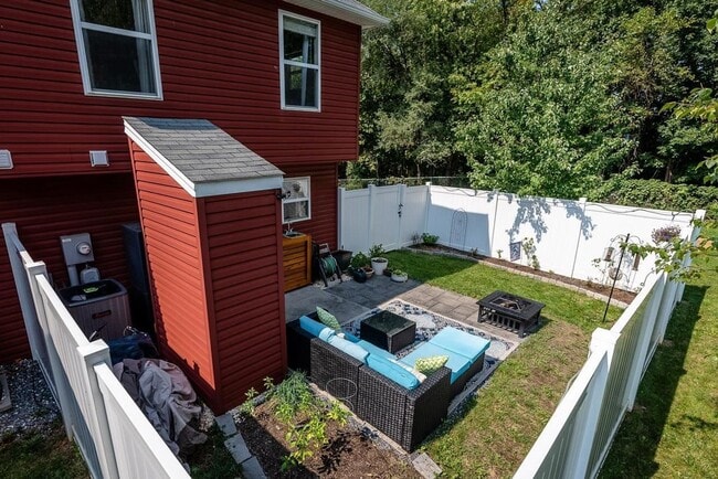 Building Photo - Updated 3 Bedroom 2.5Bath Townhouse in Harrisonburg