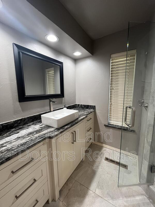 Building Photo - 412 S Country Club Road