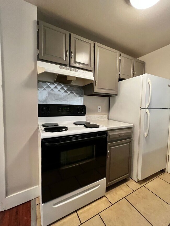 Building Photo - Robertson1001 (KC-JF-NB)