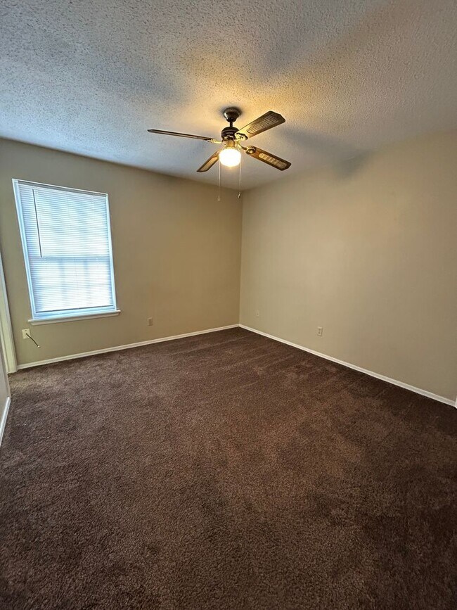Building Photo - 2209 S Hartford Cove