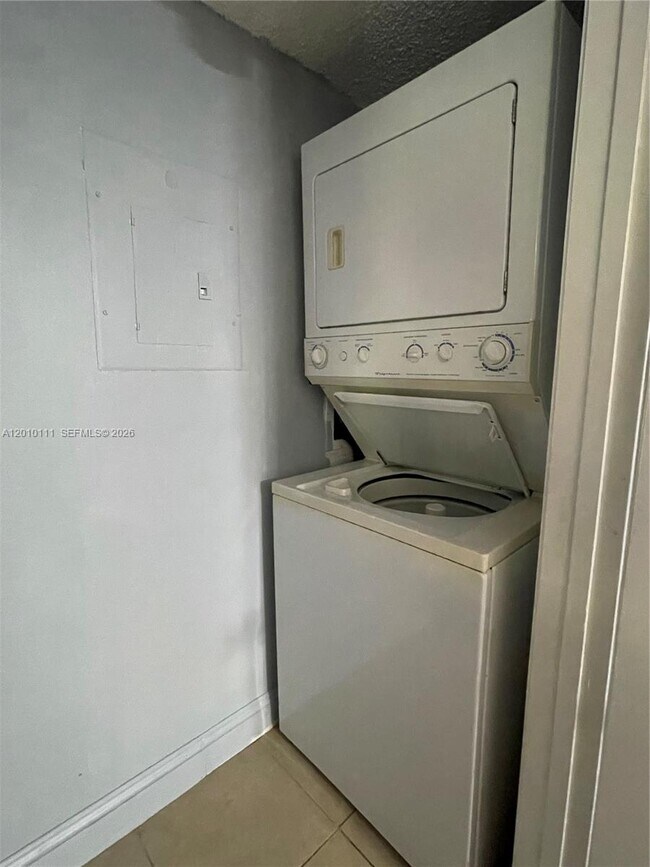 Building Photo - 9999 Summerbreeze Dr