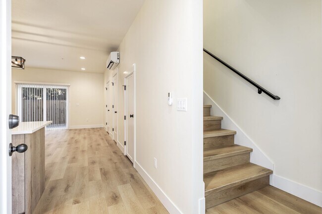 Building Photo - Nearly Brand Bew 3+2 apartment with parking!