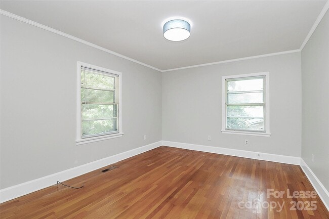Building Photo - 207 Oak Dr