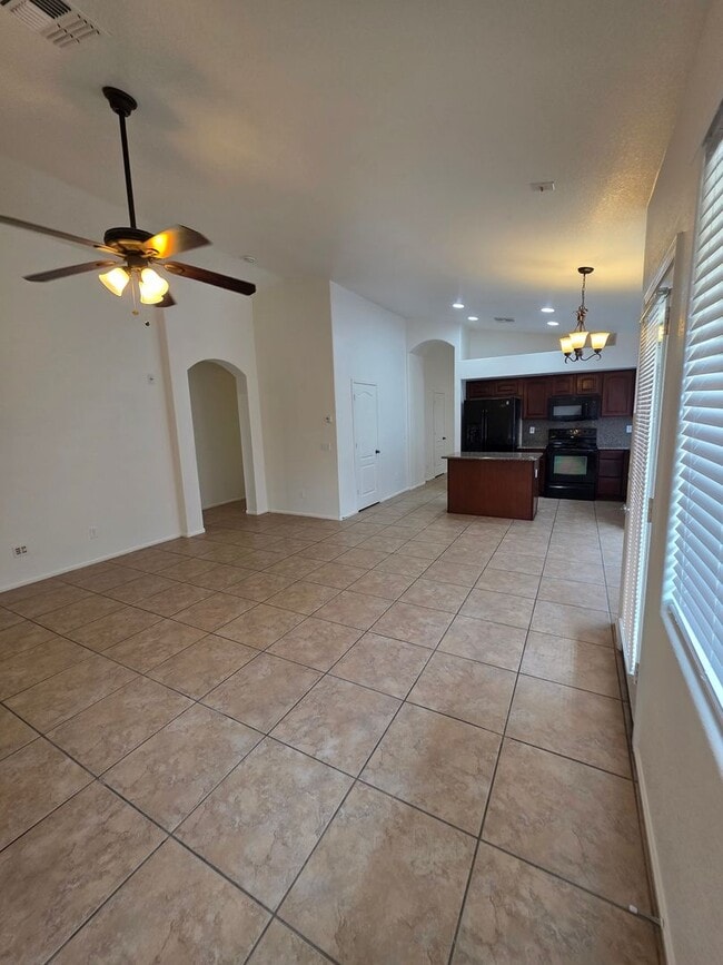 Building Photo - Single Story Large 4 bedroom- Maricopa
